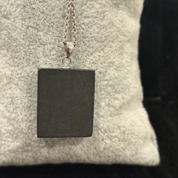 Mother-of-pearl and Black Onyx Rectangular PENDANT - Picture 3 of 8